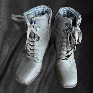 Crown Vintage Hollis Boots | 7M | Neutral Gray Taupe Side Zip, Block Heel EUC